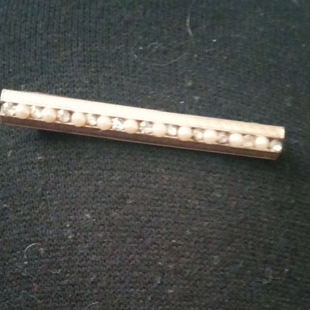 Elegant Gold Bar Brooch with Pearls